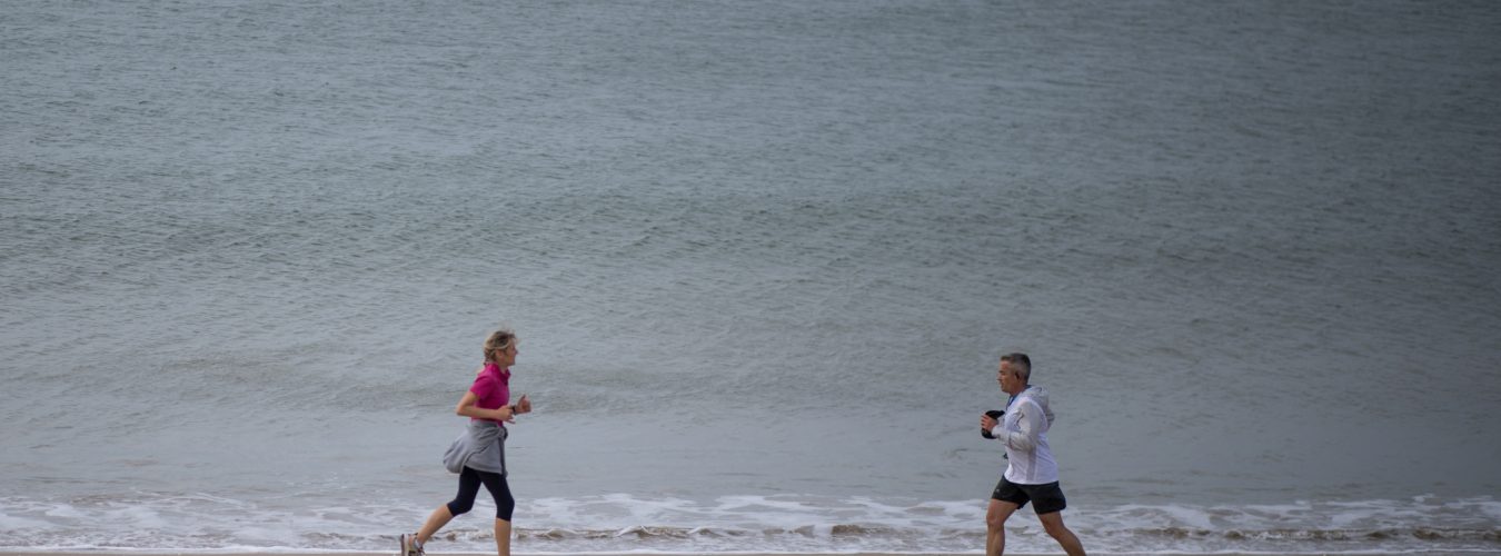 Quand-un-joggeur-se-jette-a-la-mer-pour-echapper-a-un-controle-apres-le-couvre-feu