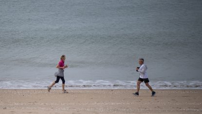 Quand-un-joggeur-se-jette-a-la-mer-pour-echapper-a-un-controle-apres-le-couvre-feu