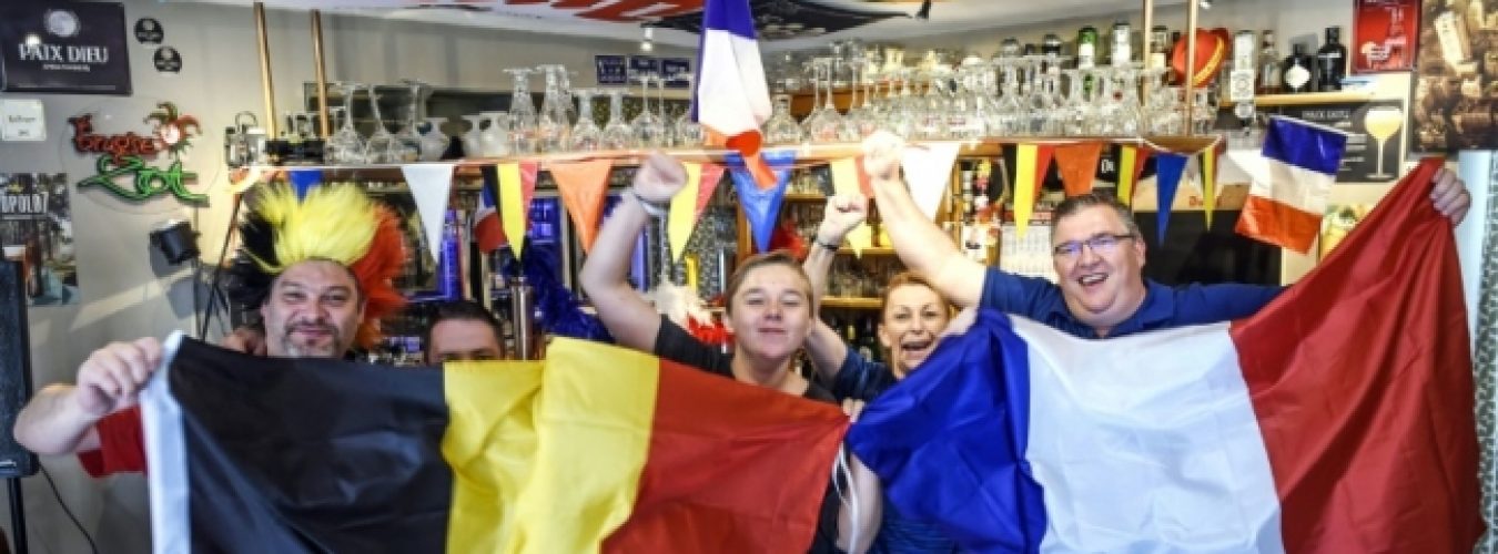 les-supporters-belges-et-francais-a-quievrain-a-la-frontiere-franco-belge-le-9-juillet-2018-lors-du-mondial