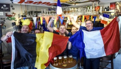 les-supporters-belges-et-francais-a-quievrain-a-la-frontiere-franco-belge-le-9-juillet-2018-lors-du-mondial