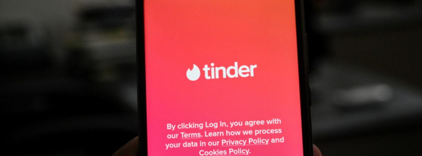 1382554-l-application-tinder-sur-un-smartphone-en-octobre-2020