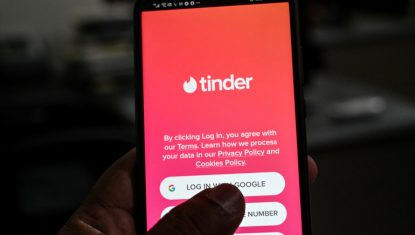 1382554-l-application-tinder-sur-un-smartphone-en-octobre-2020