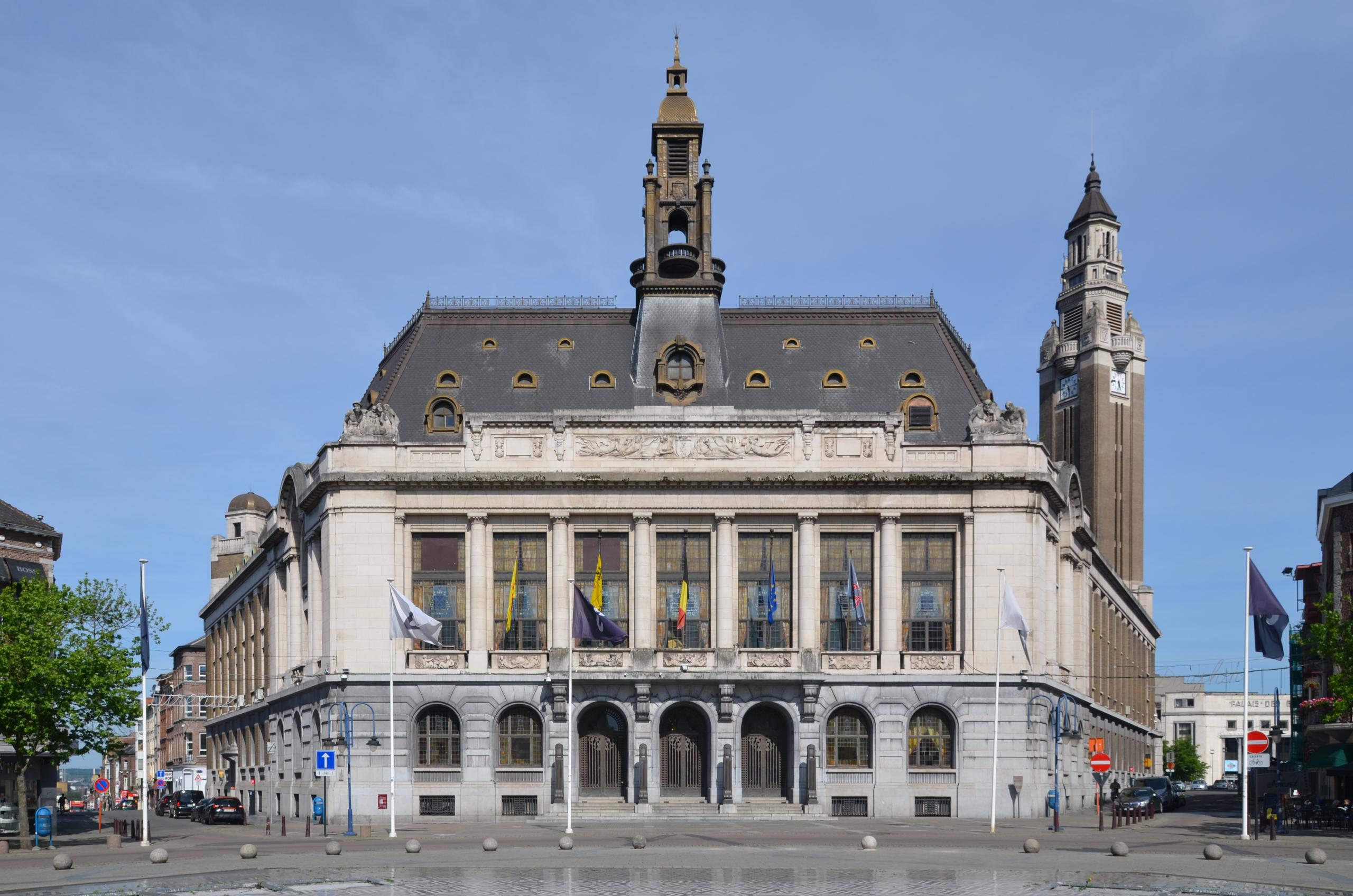 Charleroi_-_Hôtel_de_ville_vu_de_la_place_Charles_II_-_2019-06-01