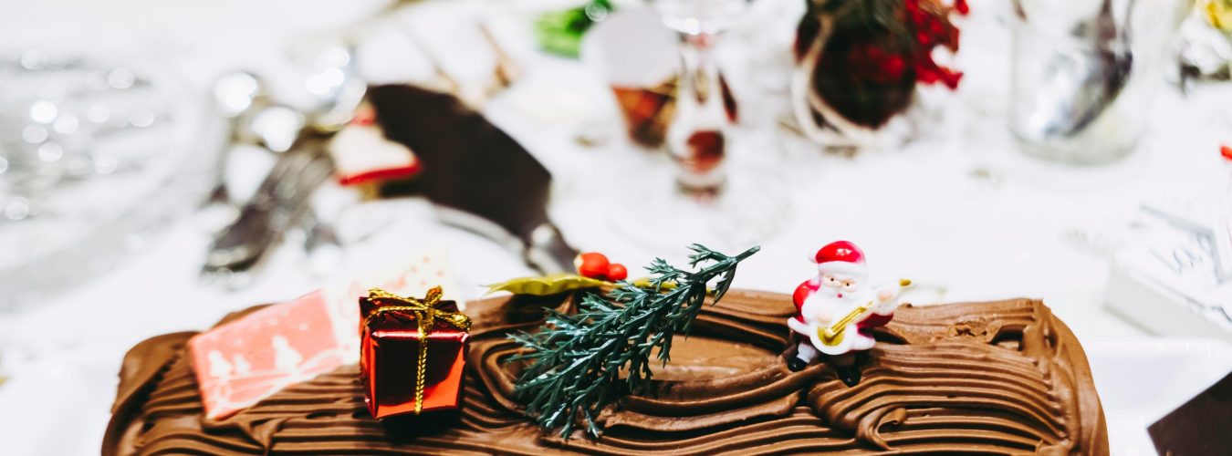 Bûche de Noël au chocolat avec des décorations colorées