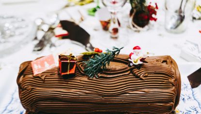 Bûche de Noël au chocolat avec des décorations colorées