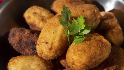 delicieux-arrangement-croquettes-frites