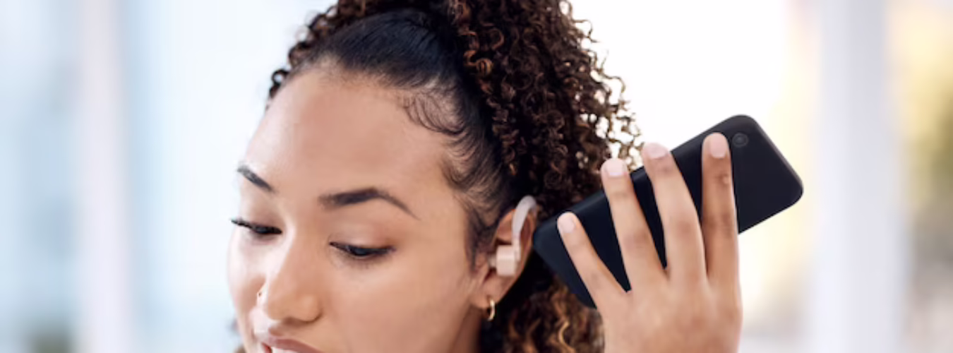 appel-telephonique-femme-noire-haut-parleur-pour-ecouter-au-bureau-appareil-auditif-pour-communication-entreprise-accessibilite-handicap-du-smartphone-jeunes-cadres-lieu-travail-mise-reseau_590464-148