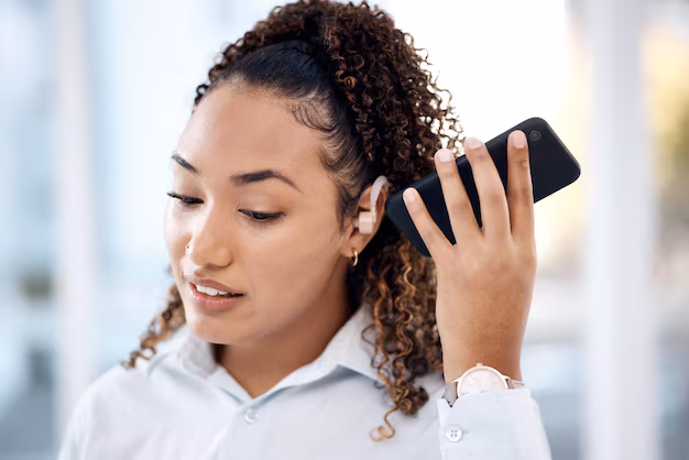 appel-telephonique-femme-noire-haut-parleur-pour-ecouter-au-bureau-appareil-auditif-pour-communication-entreprise-accessibilite-handicap-du-smartphone-jeunes-cadres-lieu-travail-mise-reseau_590464-148