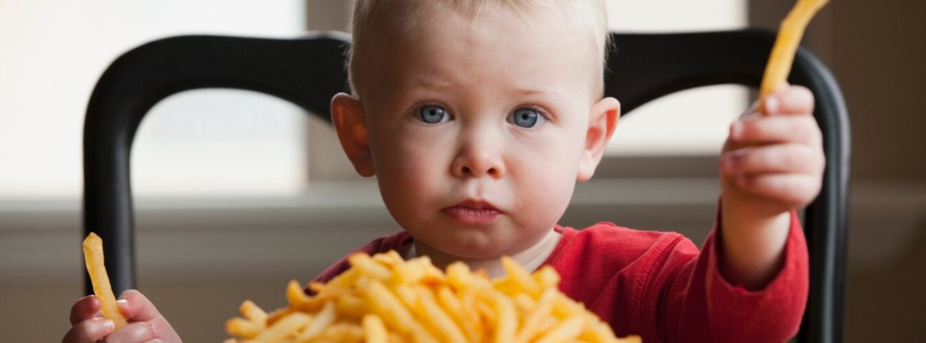 be-be-mange-des-frites