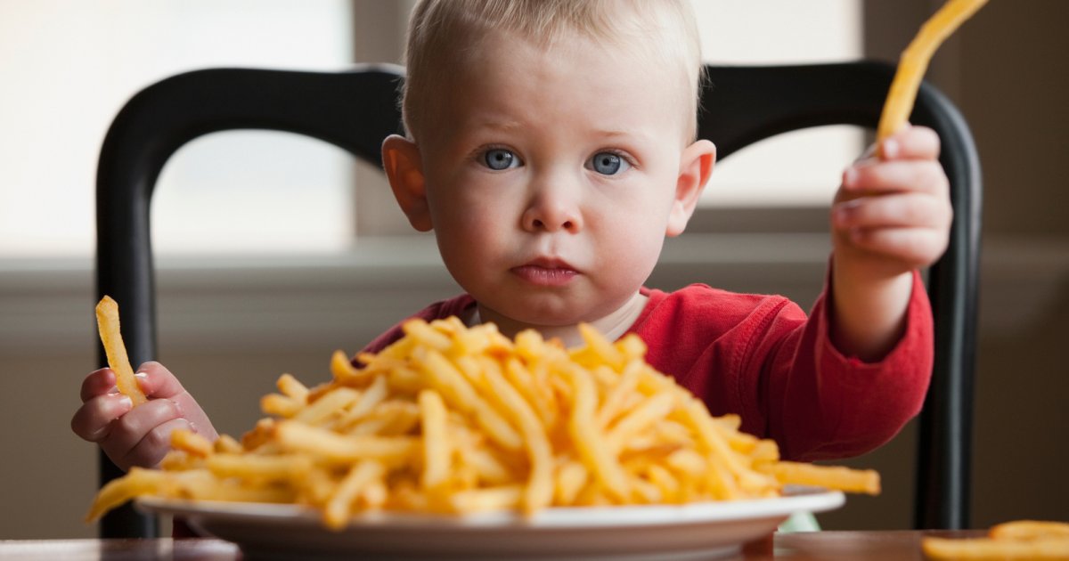be-be-mange-des-frites