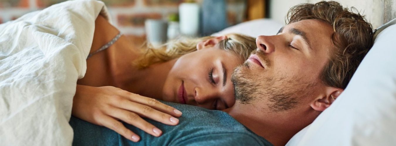 couple-dort-jeune-beau