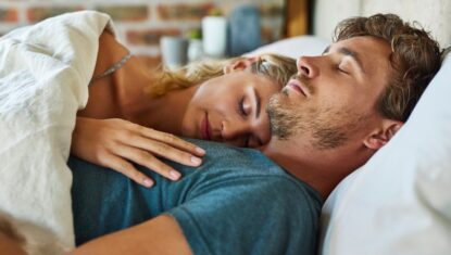 couple-dort-jeune-beau