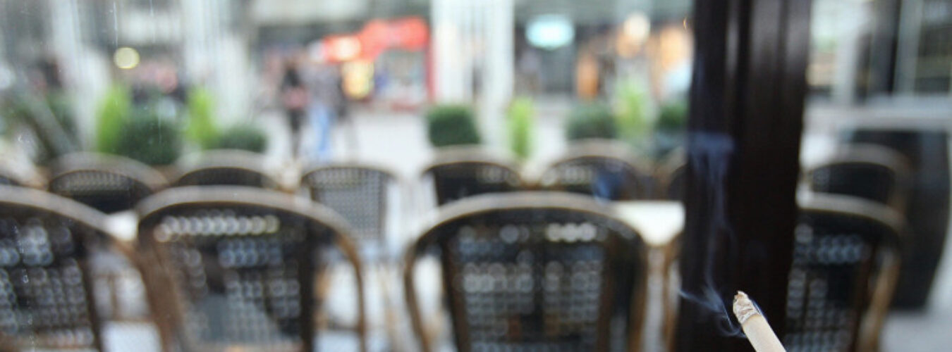 1192126-un-homme-fume-en-terrasse-illustration