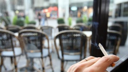 1192126-un-homme-fume-en-terrasse-illustration
