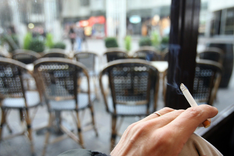 1192126-un-homme-fume-en-terrasse-illustration
