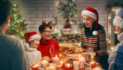1364692-un-repas-de-noel-en-famille-illustration