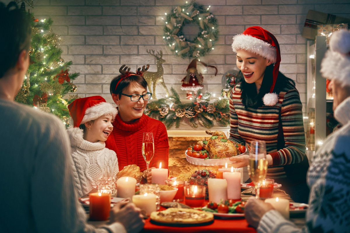 1364692-un-repas-de-noel-en-famille-illustration