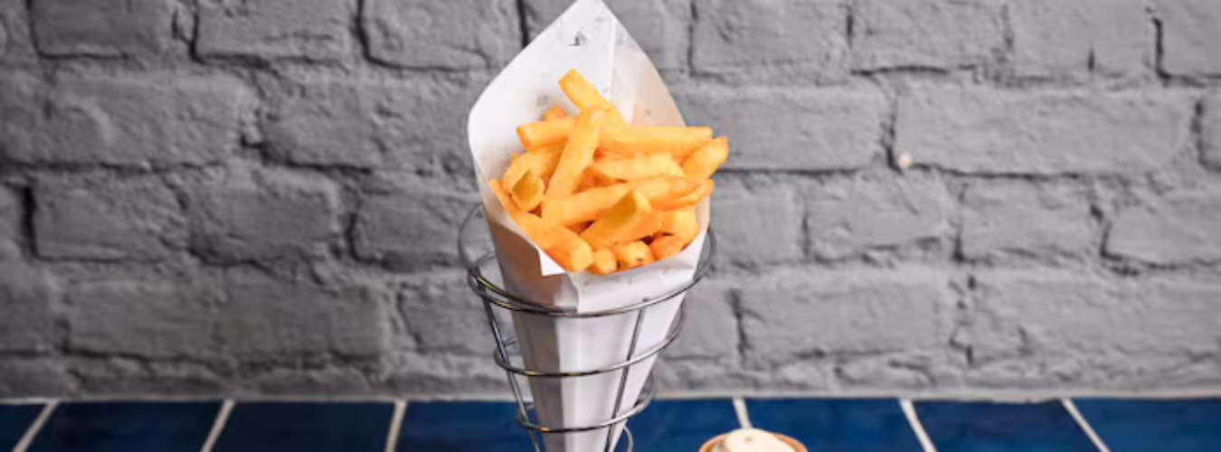 la-trinite-de-la-friterie-les-frites-la-mayonnaise-et-la-fricadelle