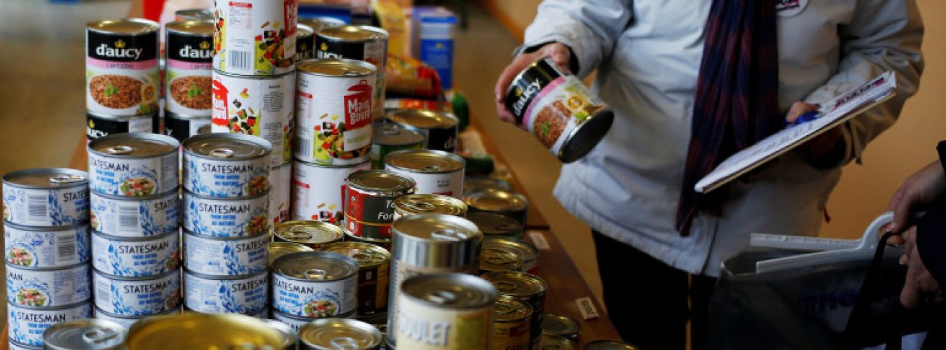 1347988-les-restos-du-coeur-distribuent-de-la-nourriture-a-ceux-qui-sont-dans-le-besoin