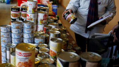 1347988-les-restos-du-coeur-distribuent-de-la-nourriture-a-ceux-qui-sont-dans-le-besoin