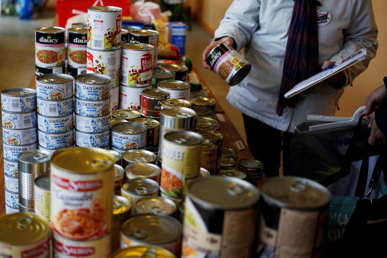 1347988-les-restos-du-coeur-distribuent-de-la-nourriture-a-ceux-qui-sont-dans-le-besoin