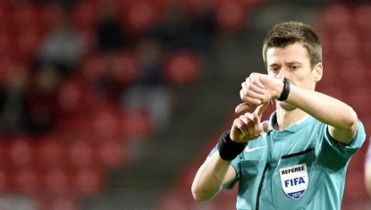 1137847-l-arbitre-benoit-bastien-consulte-sa-montre-connectee-a-la-goal-line-technology-le-15-decembre-2015