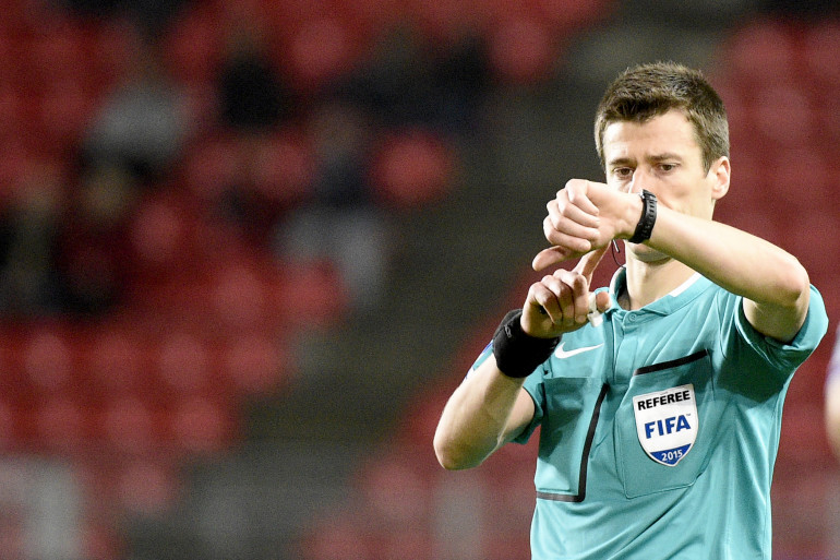 1137847-l-arbitre-benoit-bastien-consulte-sa-montre-connectee-a-la-goal-line-technology-le-15-decembre-2015