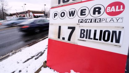 la-cagnotte-du-poweball-s-elevait-deja-a-1-7-milliard-de-dollars-le-jour-du-reveillon-de-noel-photo-charles-krupa-sipa-1766736609