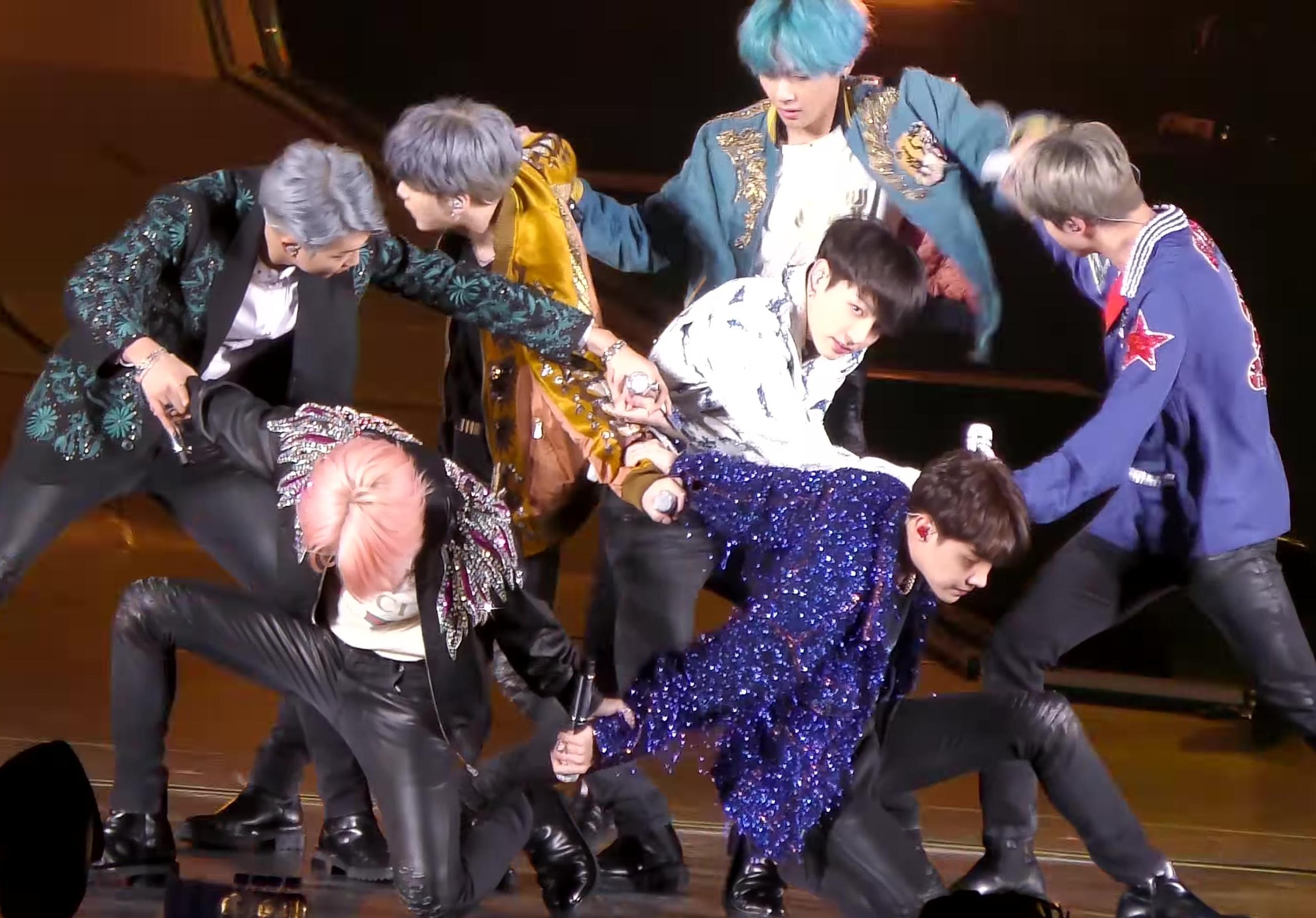 BTS_performing__DNA__during_the_Love_Yourself_concert_in_Nagoya,_13_January_2019_02
