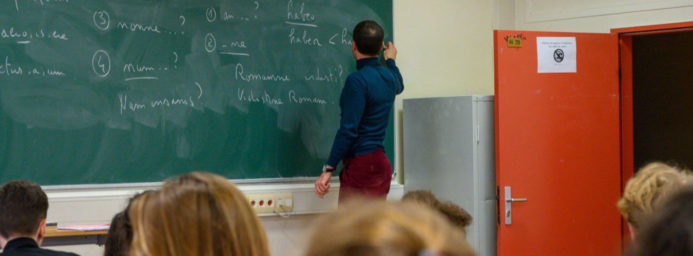 education-les-cours-de-latin-au-college-et-au-lycee-disparaissent-ils-vraiment