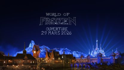 construction du land Frozen ( pose du chateau de la reine des neiges.