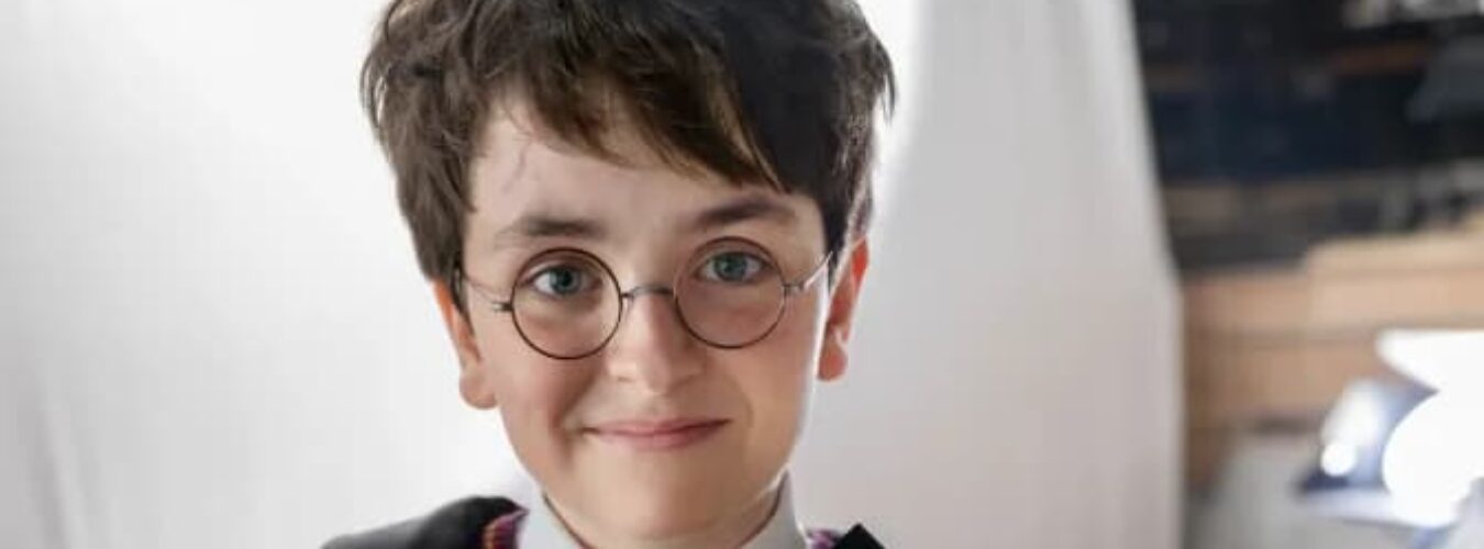 Le-jeune-acteur-Dominic-McLaughlin-dans-le-costume-de-Harry-Potter-pour-la-serie-HBO-2111448