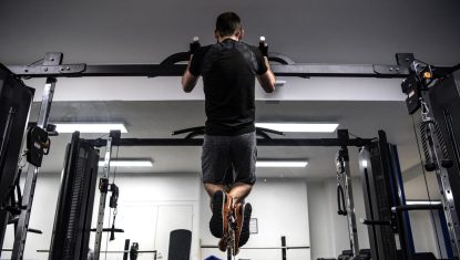 Un-homme-s-exerce-dans-une-salle-de-sport-a-Paris-le-3-fevrier-2020-1526018