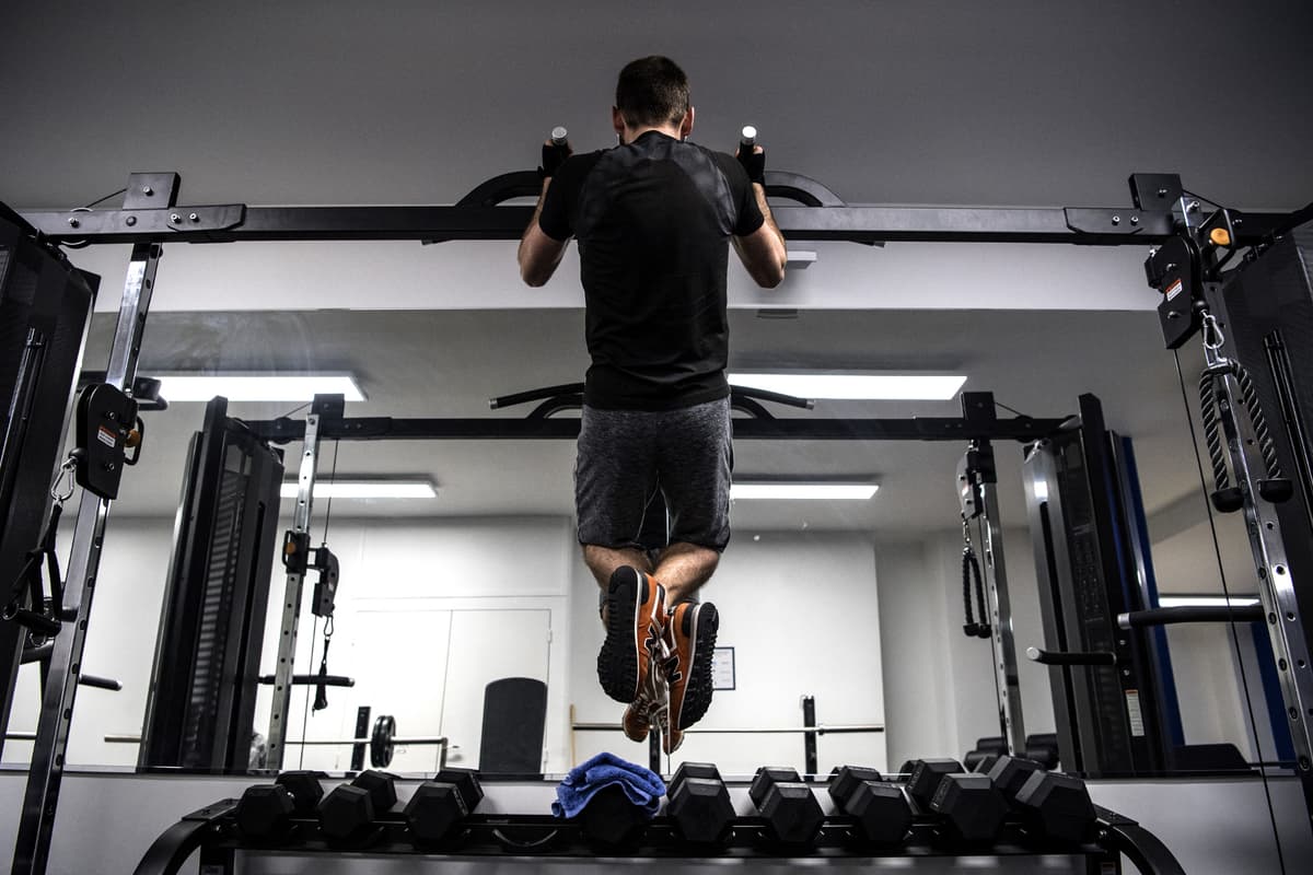 Un-homme-s-exerce-dans-une-salle-de-sport-a-Paris-le-3-fevrier-2020-1526018