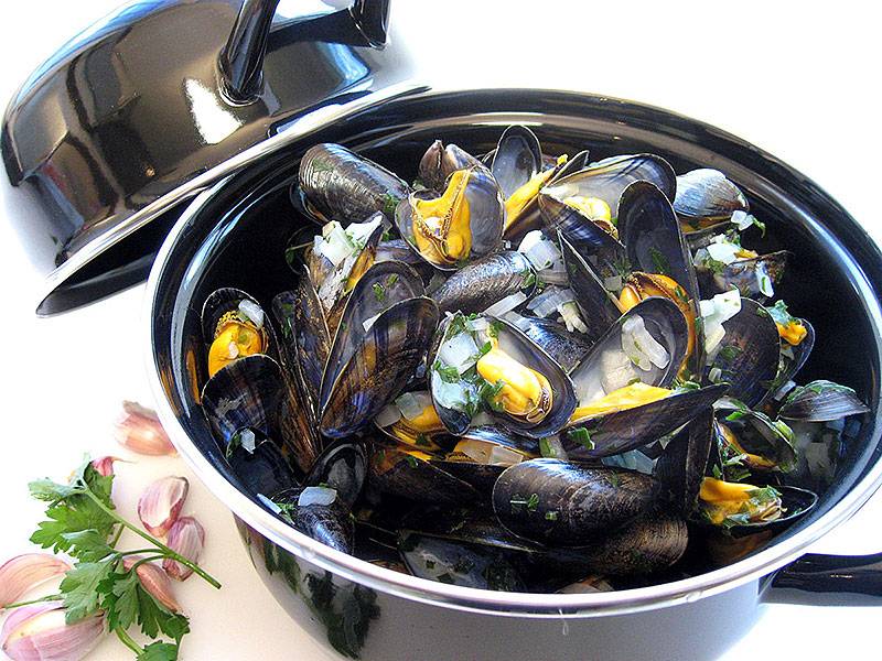m-t-casserole-a-moules-couleur-noire-pour-servir-1