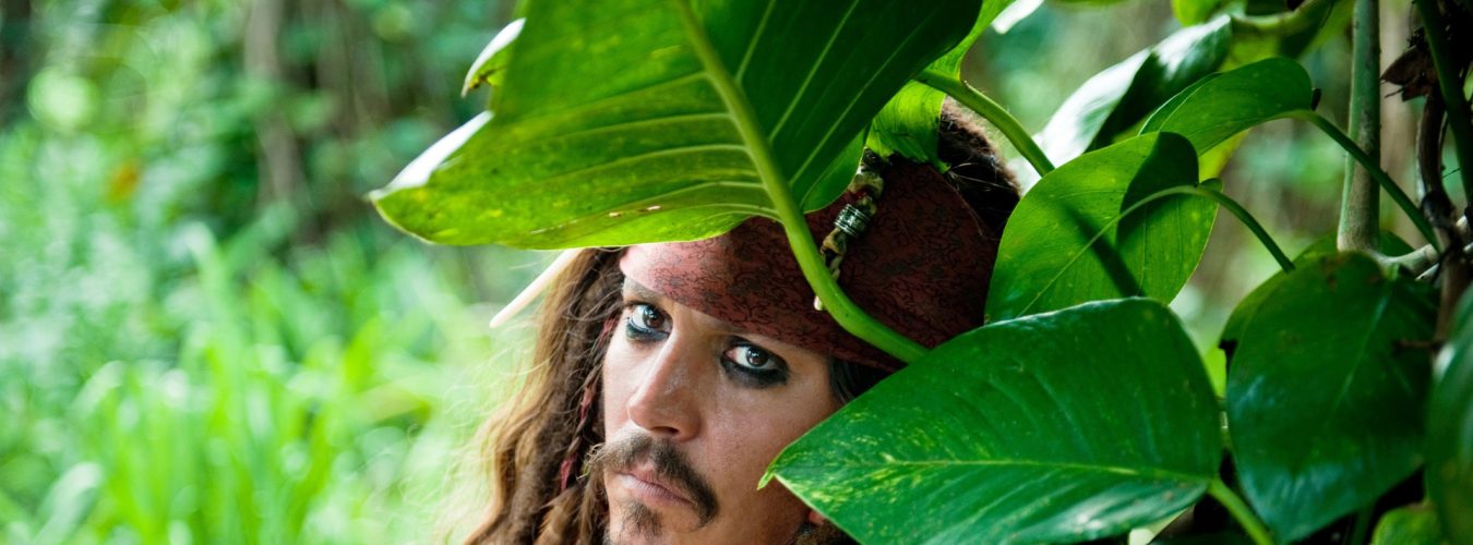 wallpapersden.com_johnny-depp-in-pirate-look_1920x1176