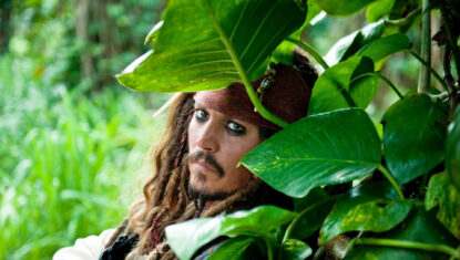 wallpapersden.com_johnny-depp-in-pirate-look_1920x1176