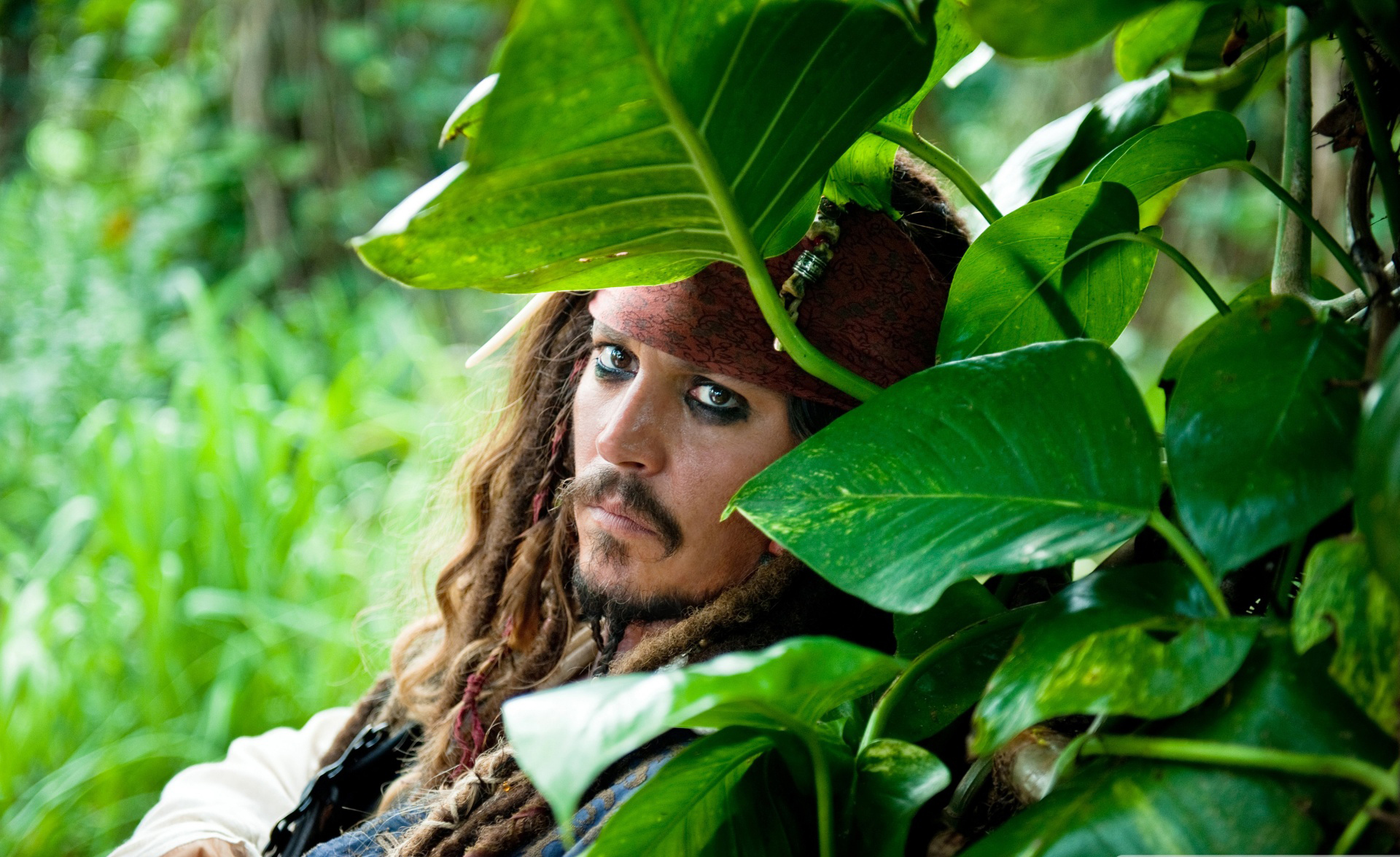wallpapersden.com_johnny-depp-in-pirate-look_1920x1176