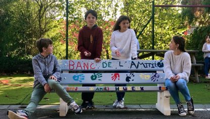 1444x920_theo-arsene-farah-et-marion-de-gauche-a-droite-ont-participe-a-la-mise-en-place-de-bancs-de-l-amitie-dans-les-ecoles-de-campbon-en-loire-atlantique